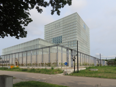 915003 Gezicht op de noordoosthoek van het nieuwe complex van het Rijksinstituut voor Volksgezondheid en Milieu ...